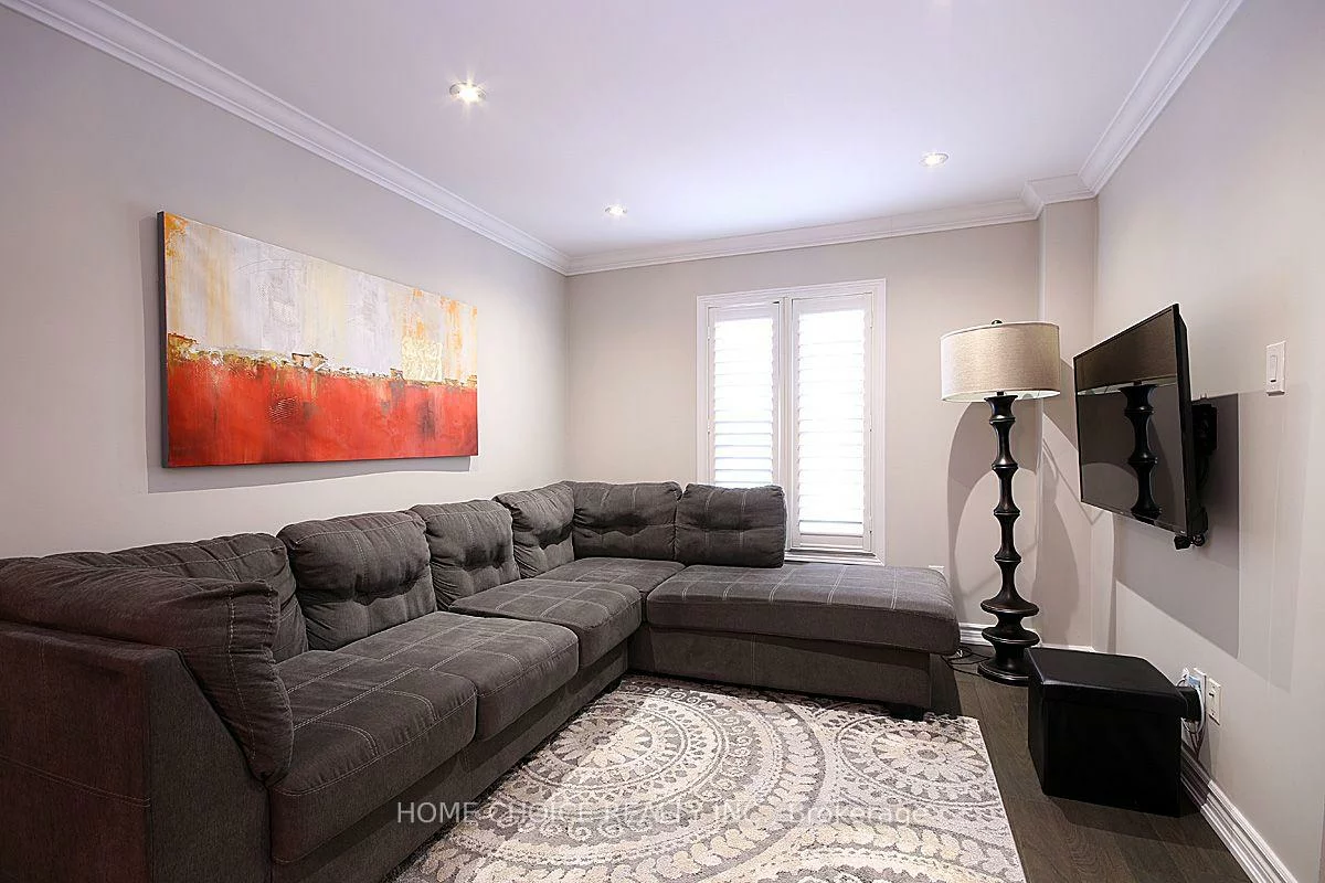 155, Hollandview, Bayview Wellington, Aurora