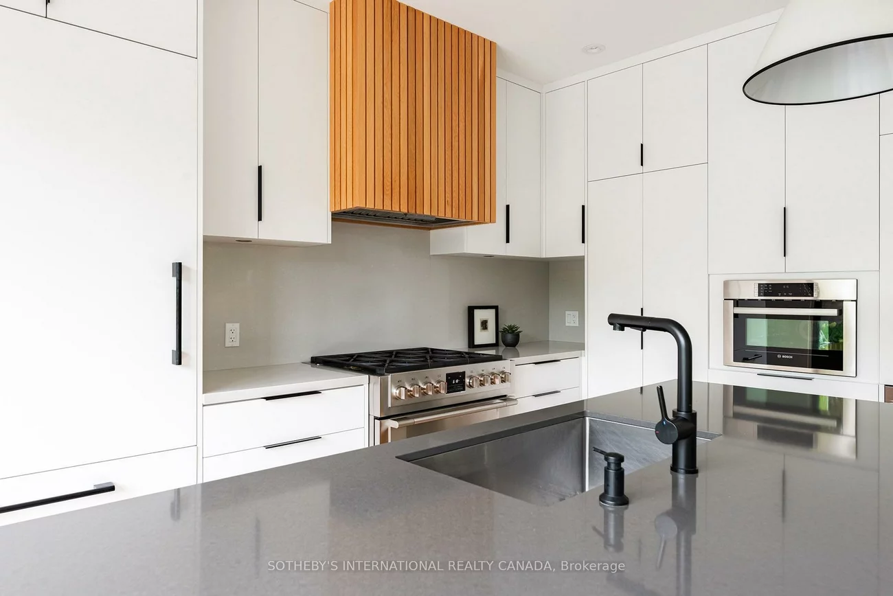 55, Metcalfe, Aurora Village, Aurora