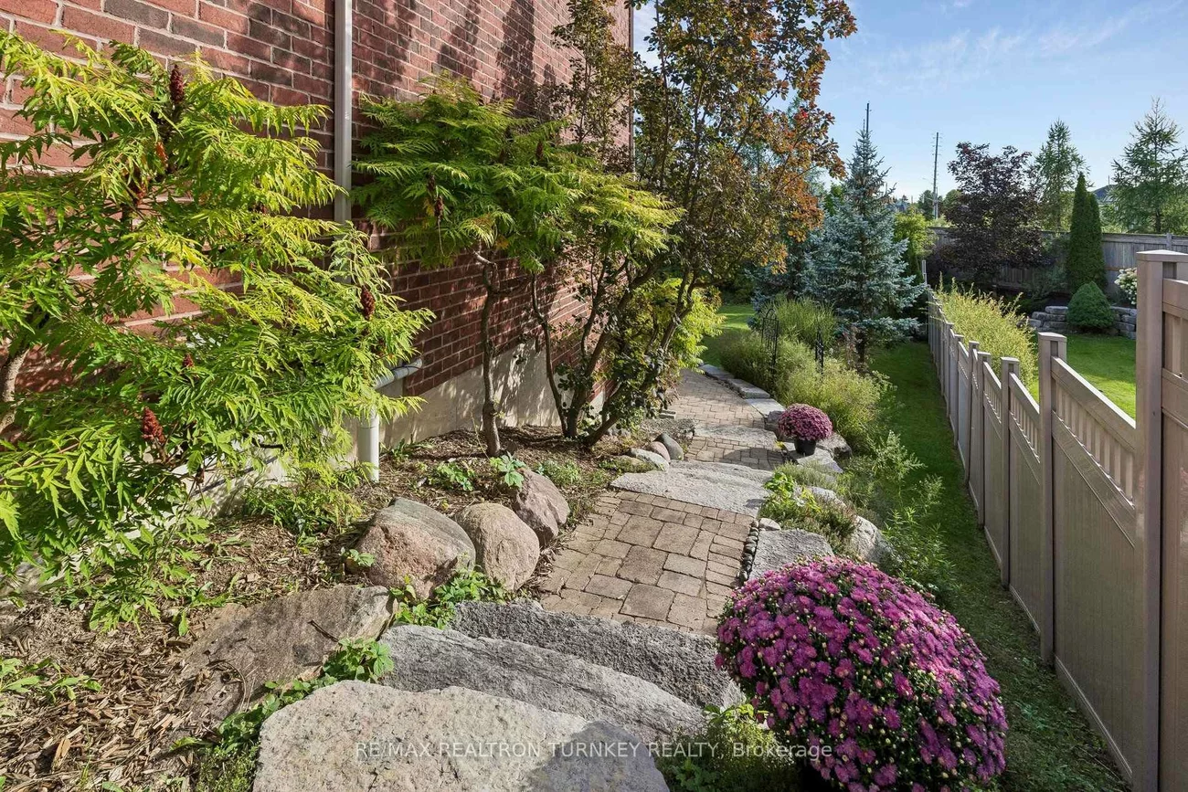 76, Vines, Bayview Southeast, Aurora