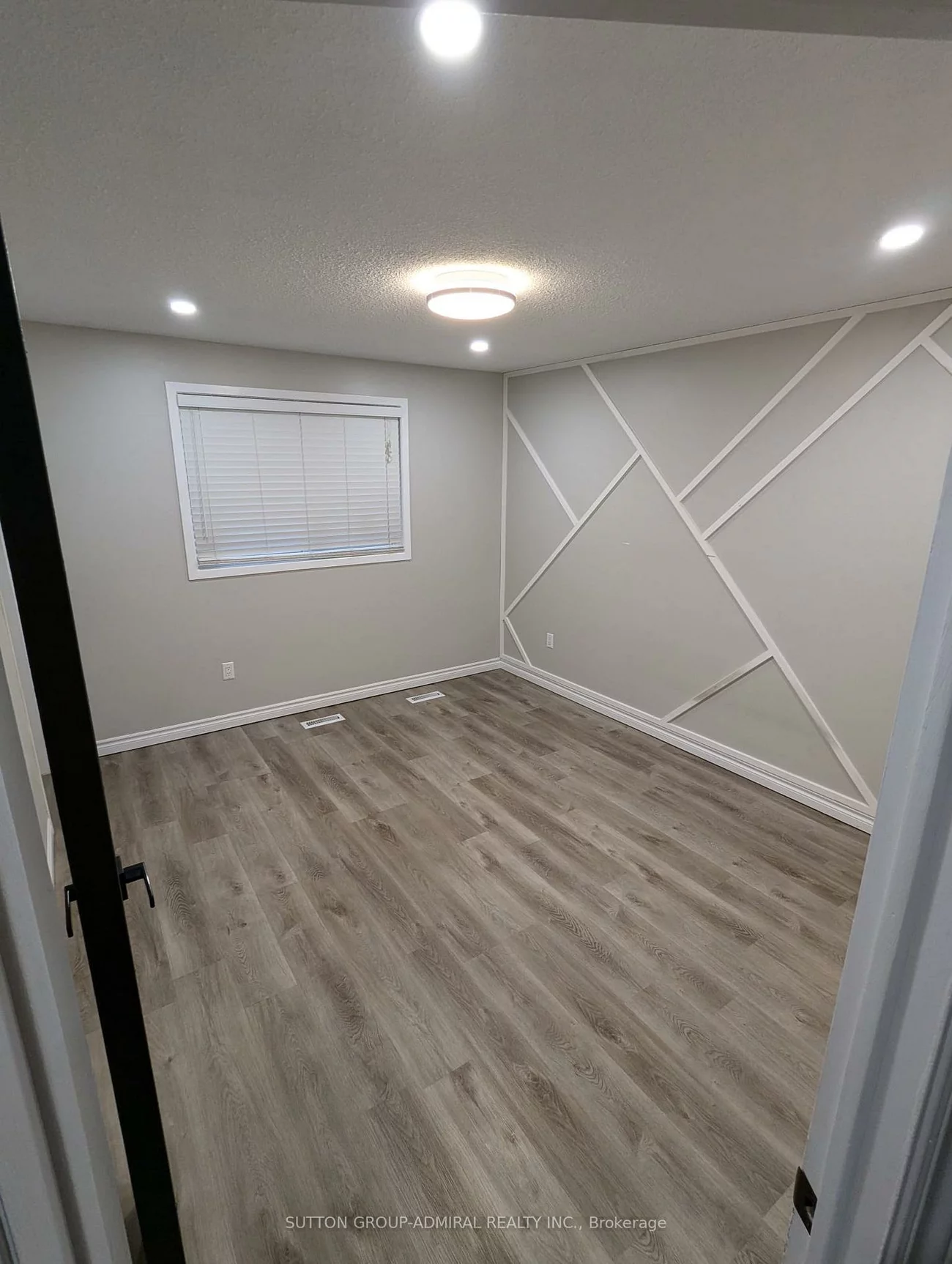 29, Eileen, Allandale Heights, Barrie