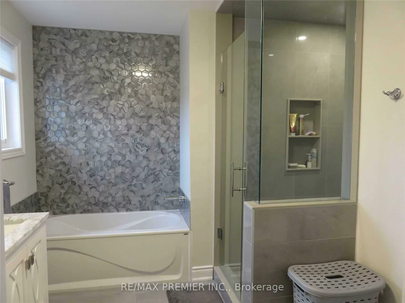 2, Grace, Painswick South, Barrie