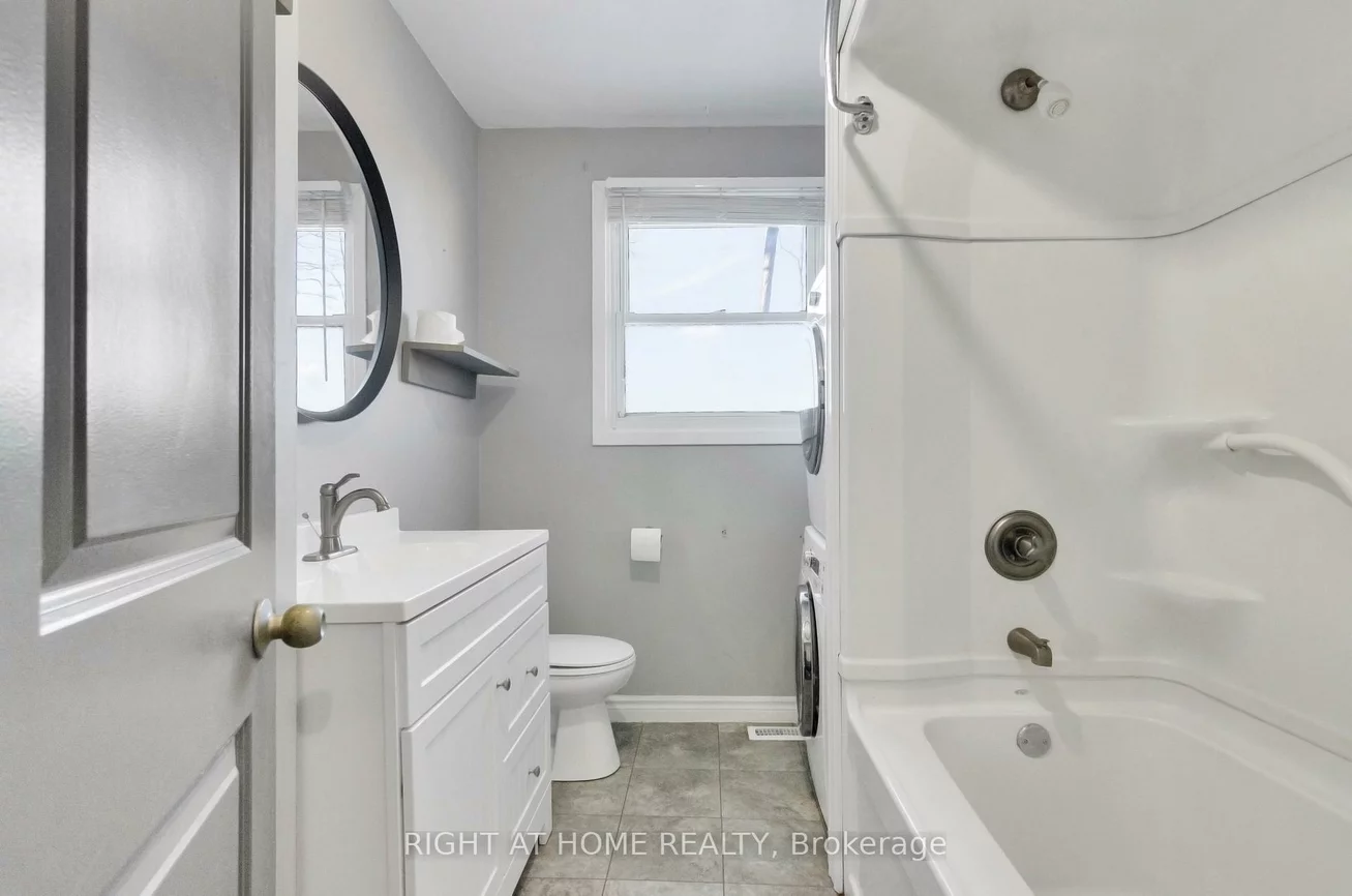 42, Farmingdale, Cundles East, Barrie