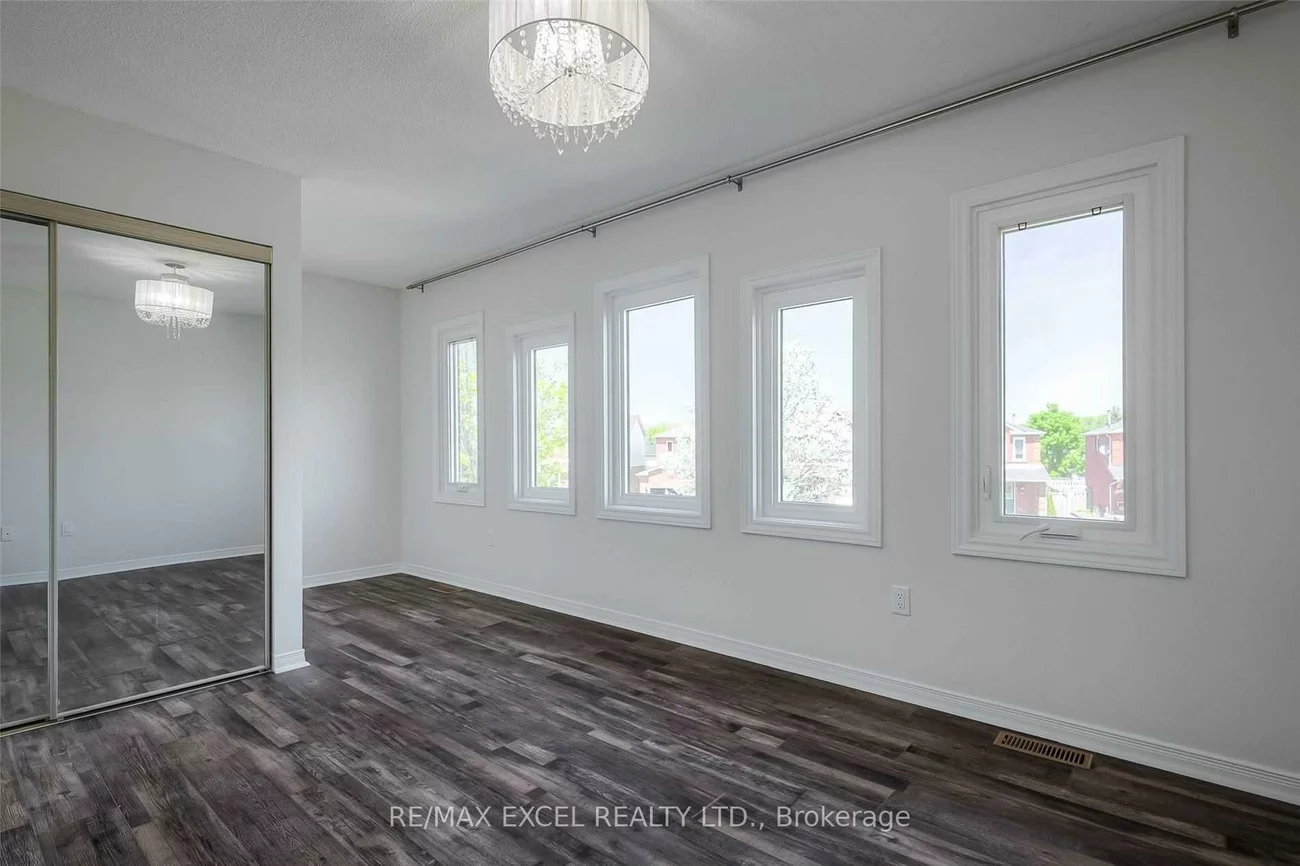 22, Weatherup, West Bayfield, Barrie