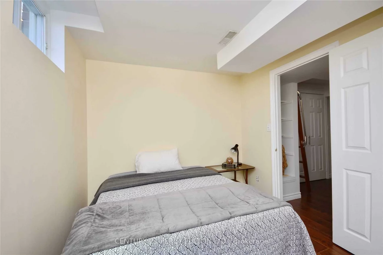 251, Livingstone, West Bayfield, Barrie