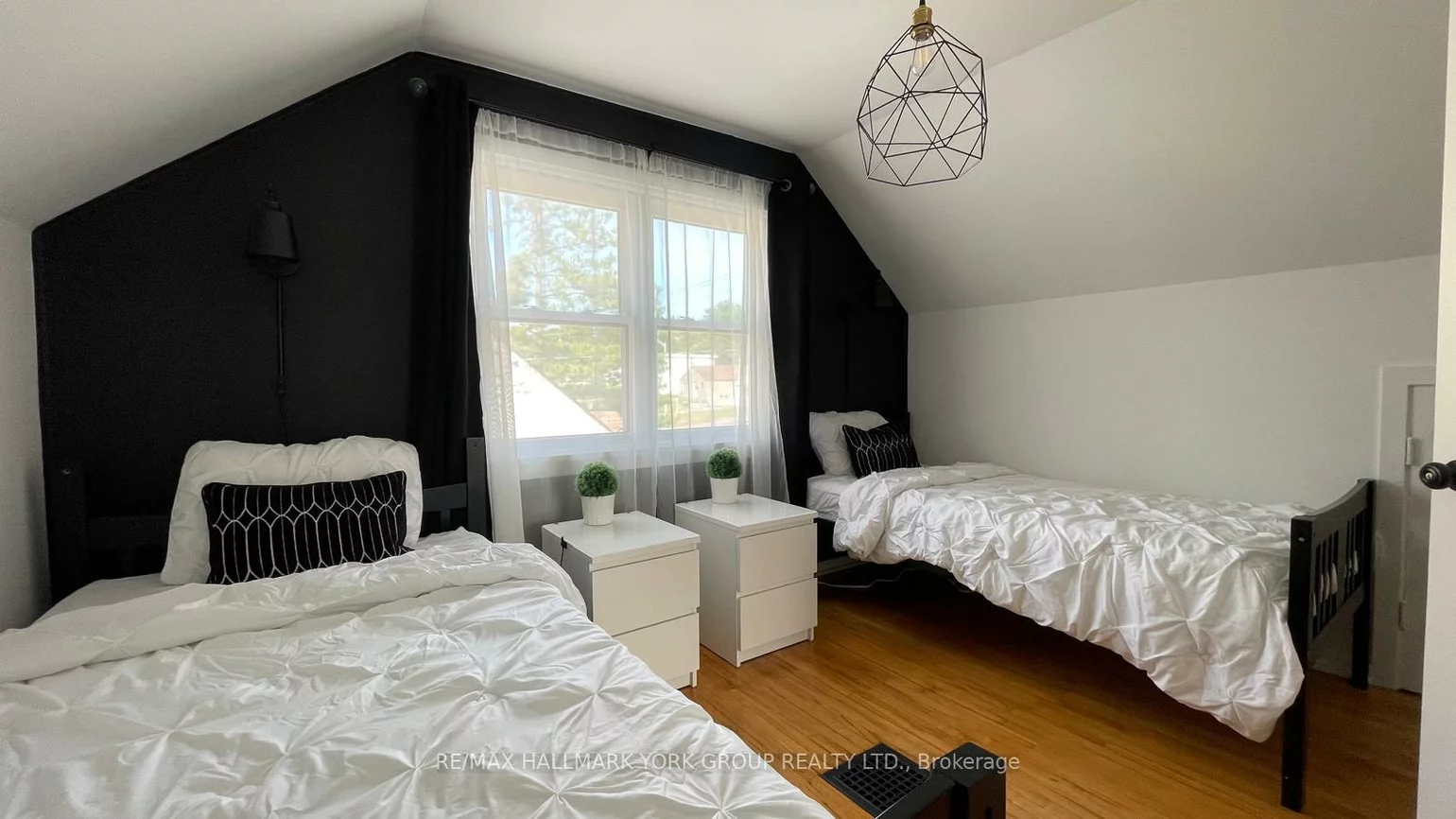 102, Gunn, Wellington, Barrie