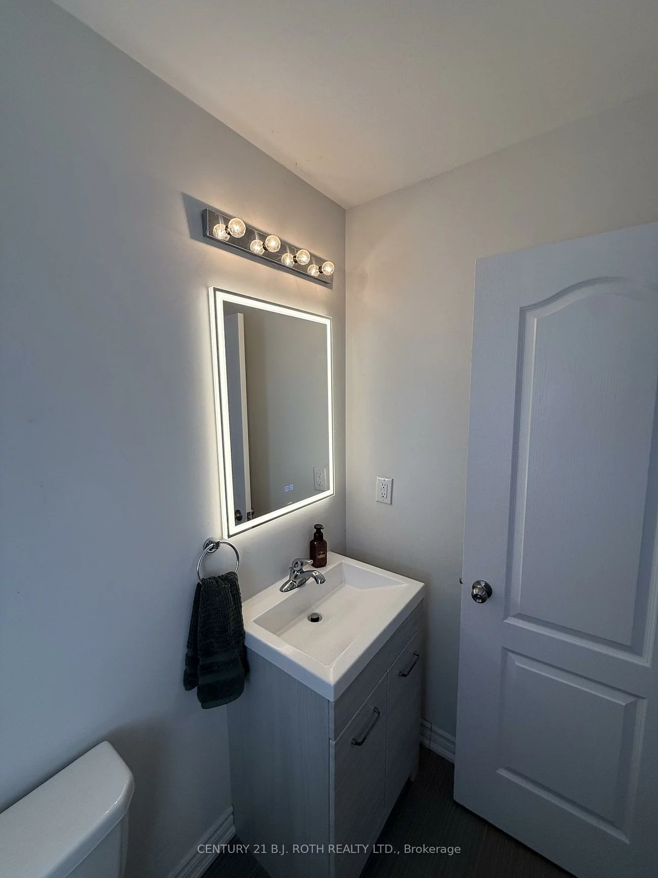 67, Megan, 400 West, Barrie