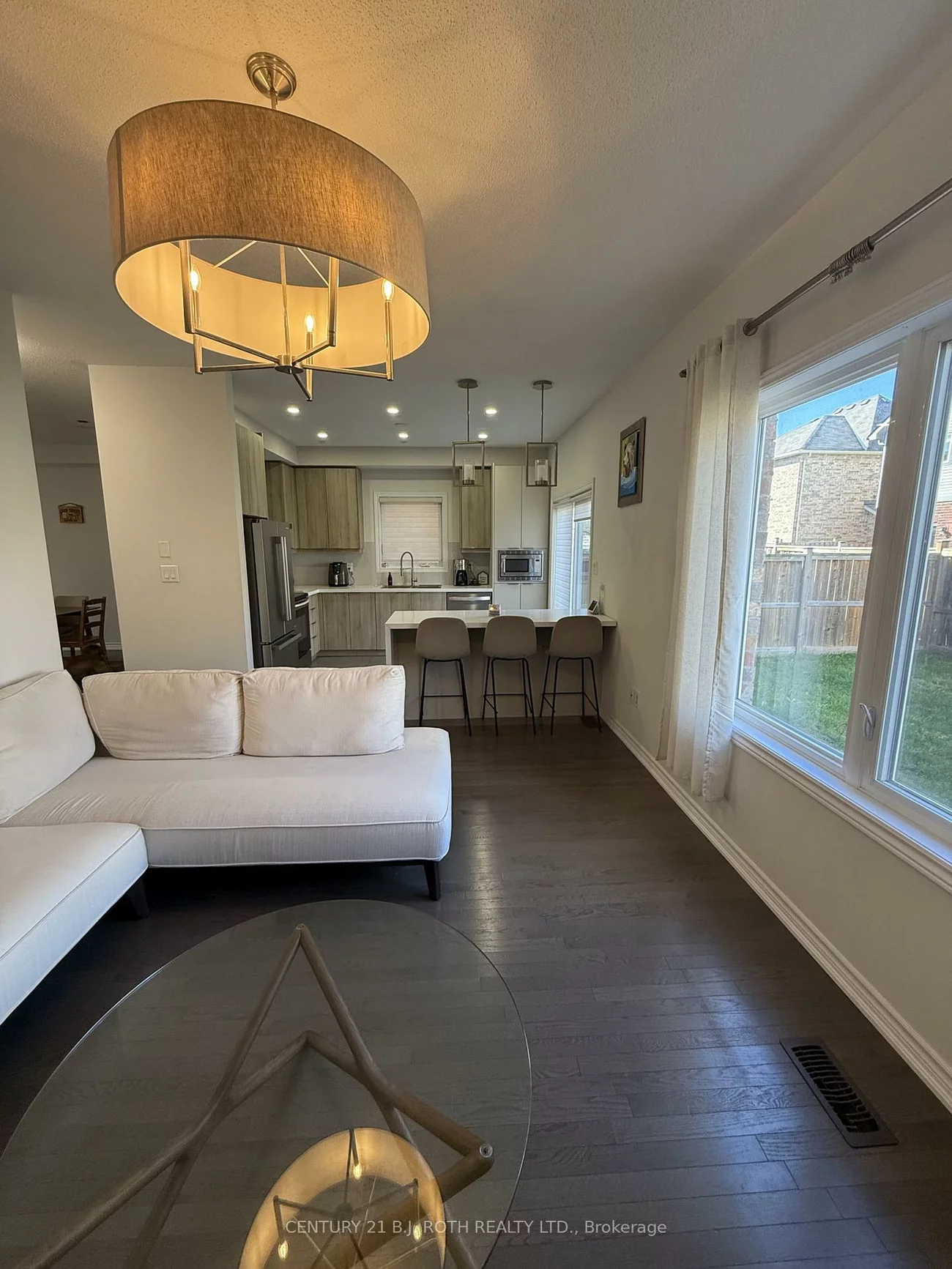 67, Megan, 400 West, Barrie