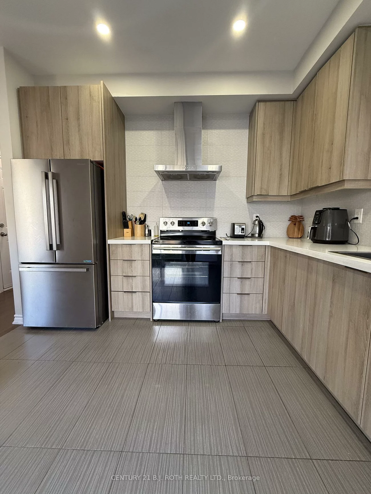 67, Megan, 400 West, Barrie