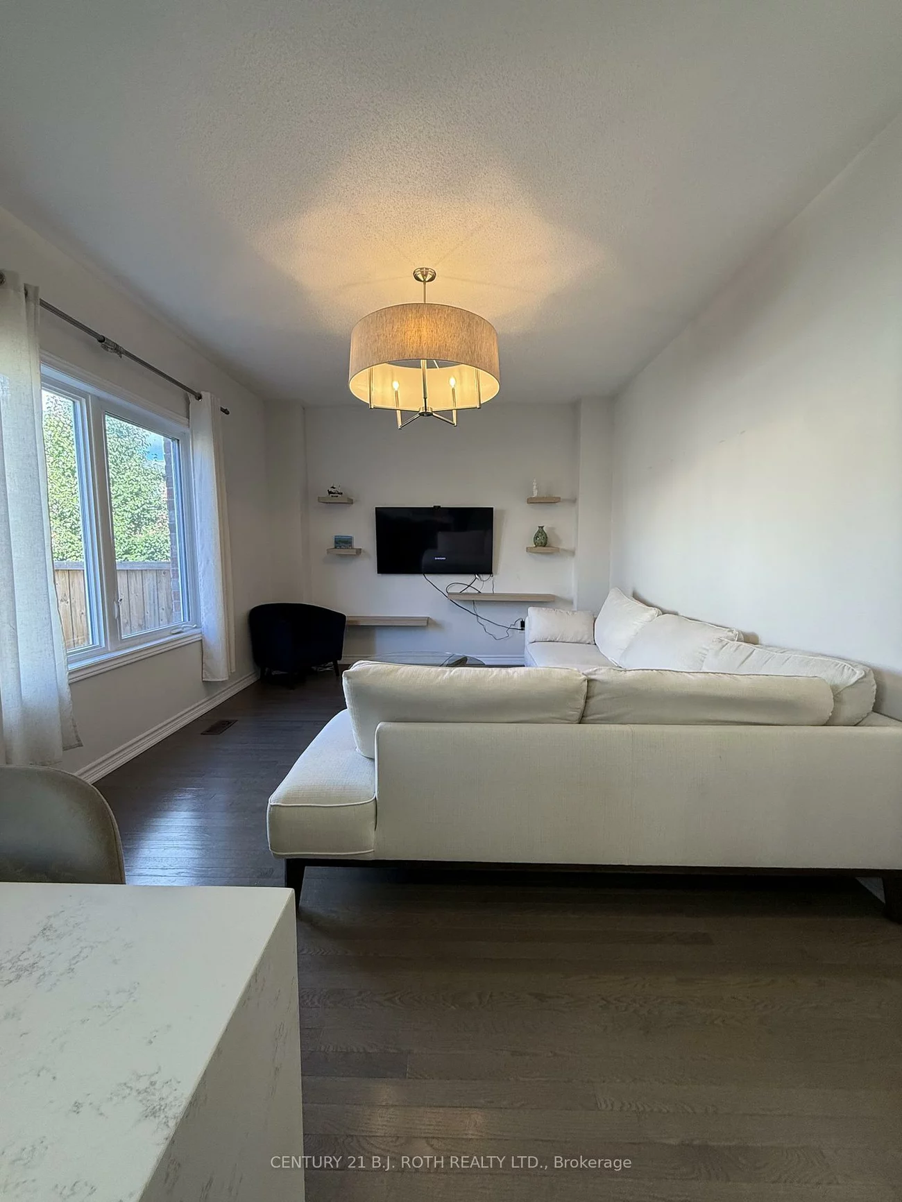 67, Megan, 400 West, Barrie