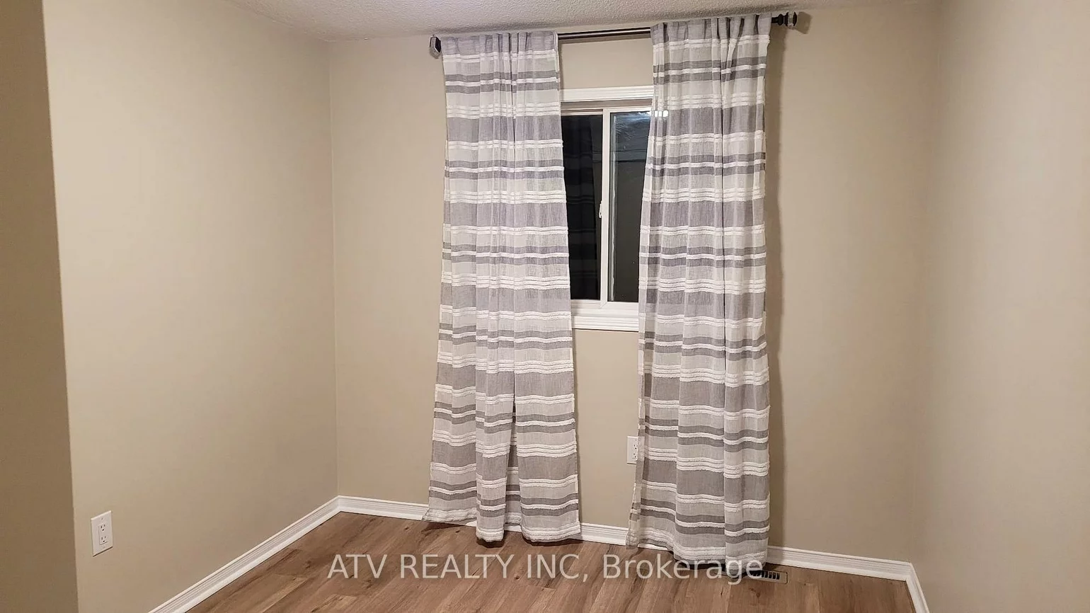 133, Columbia, Holly, Barrie