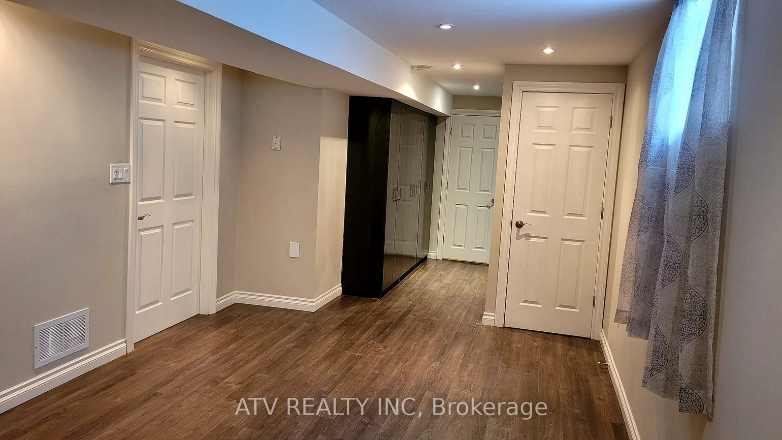 133, Columbia, Holly, Barrie