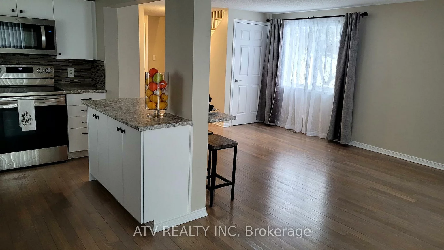 133, Columbia, Holly, Barrie