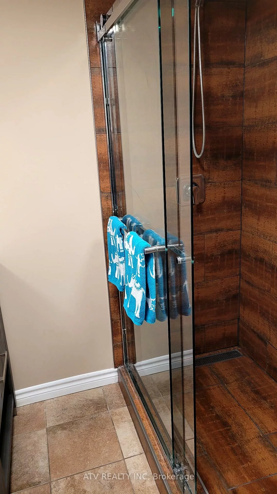 133, Columbia, Holly, Barrie