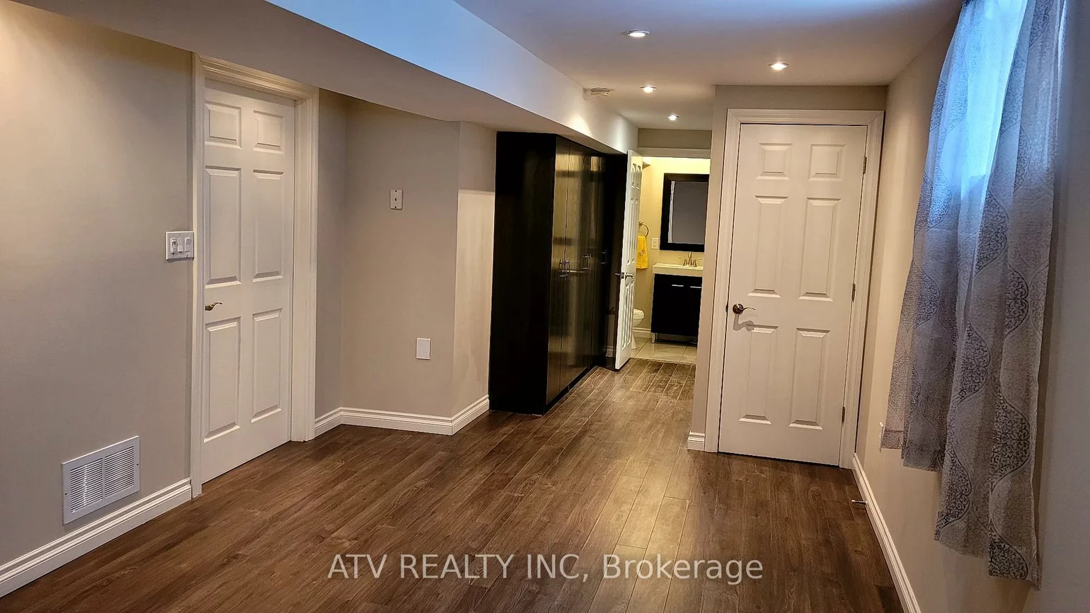 133, Columbia, Holly, Barrie