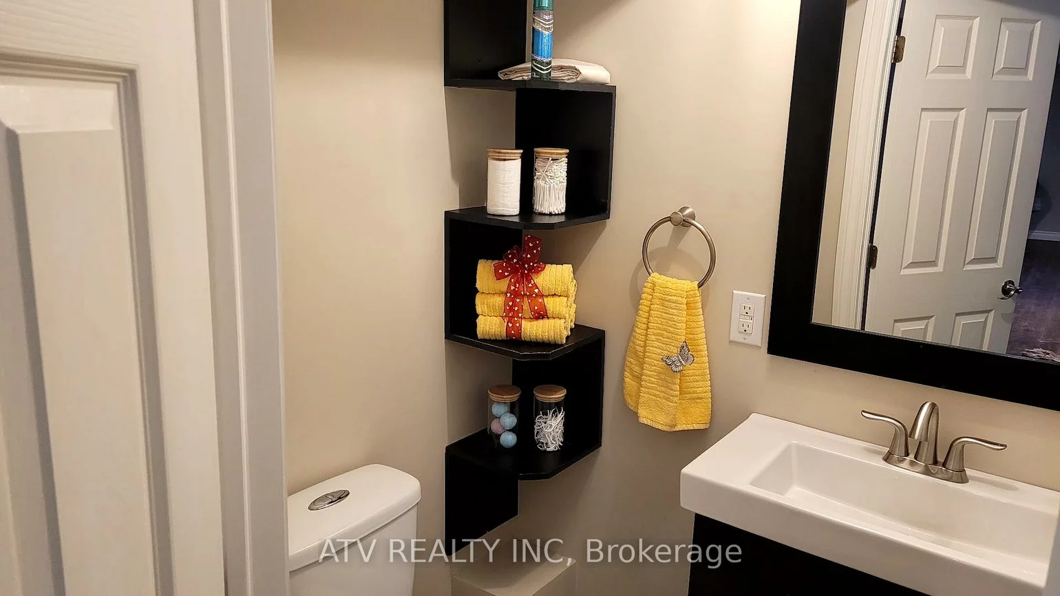 133, Columbia, Holly, Barrie