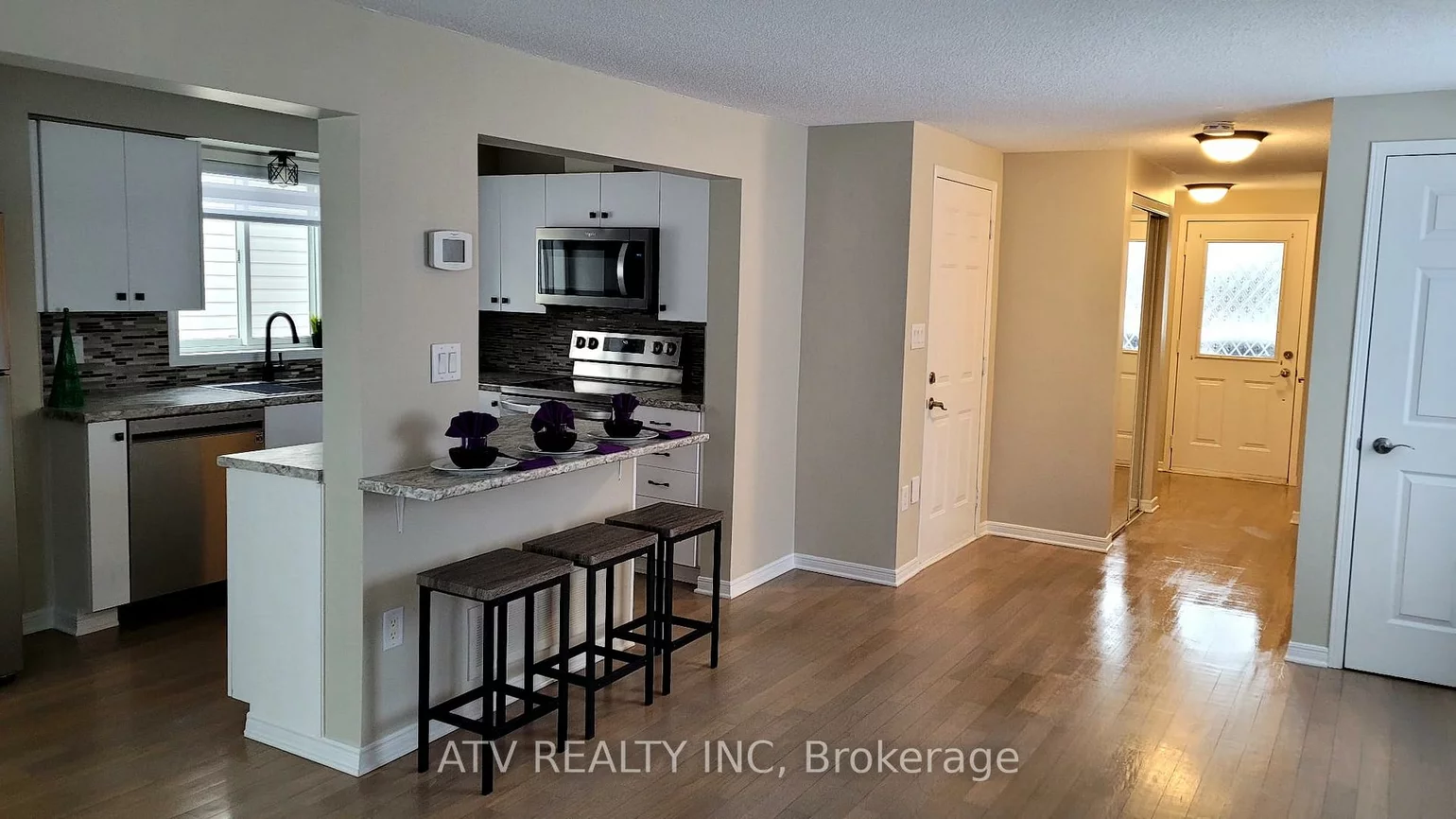 133, Columbia, Holly, Barrie