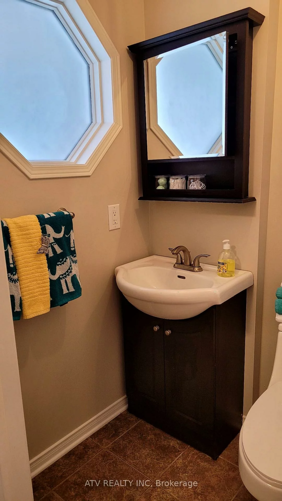 133, Columbia, Holly, Barrie