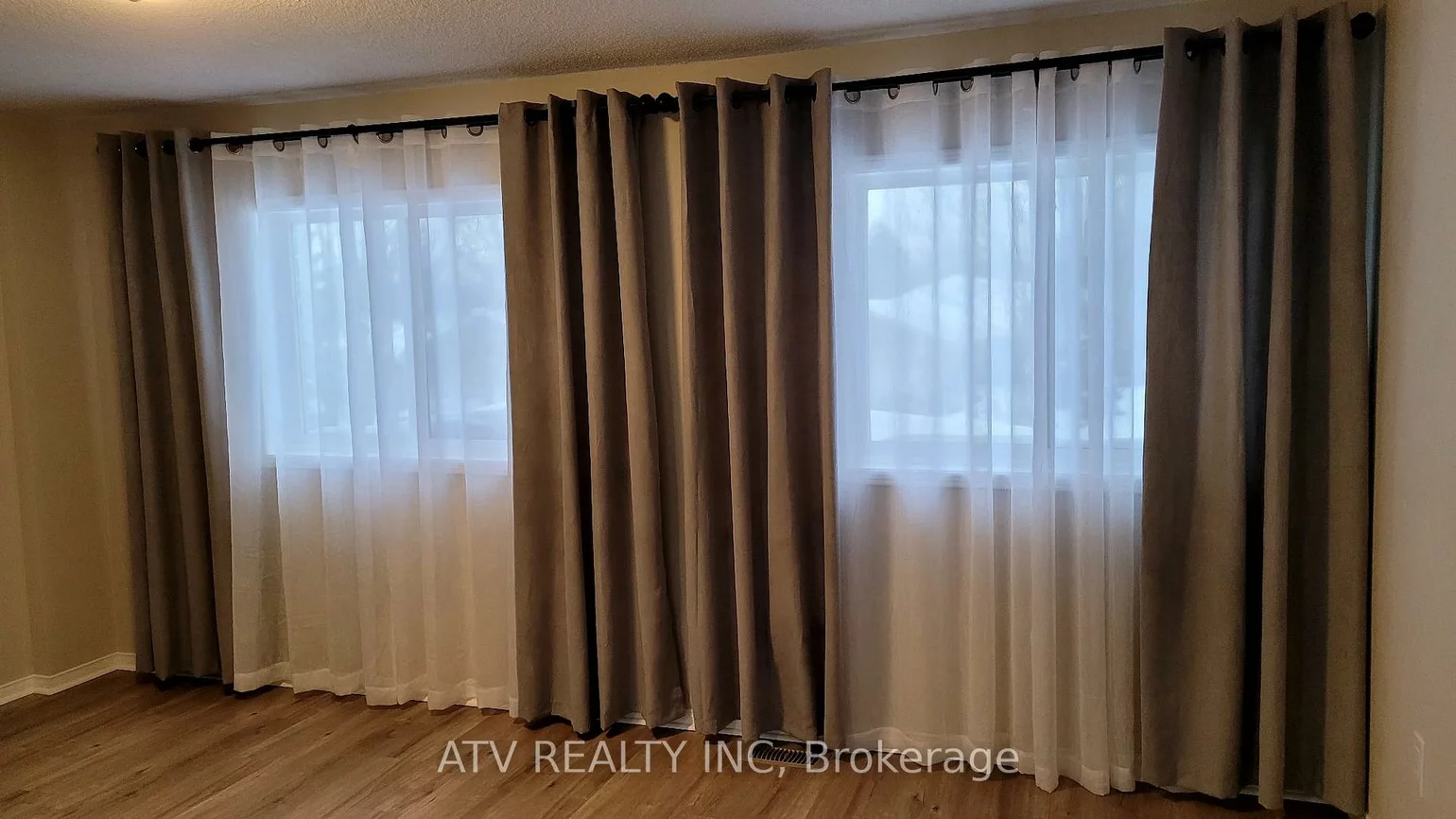 133, Columbia, Holly, Barrie