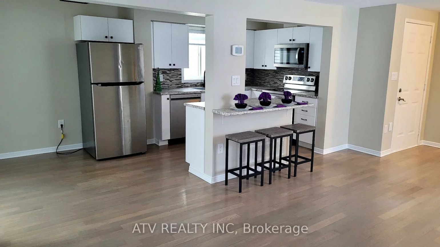 133, Columbia, Holly, Barrie