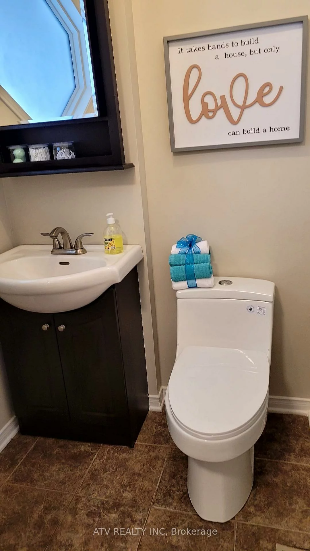 133, Columbia, Holly, Barrie