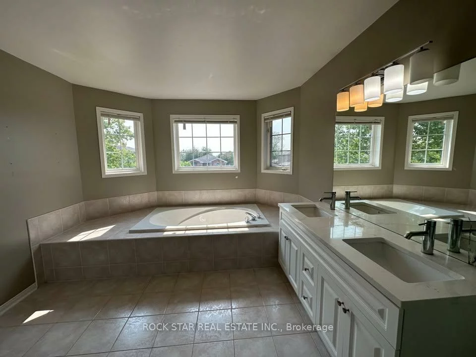 31, Red Oak, Holly, Barrie