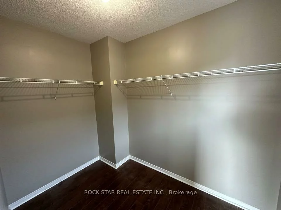 31, Red Oak, Holly, Barrie