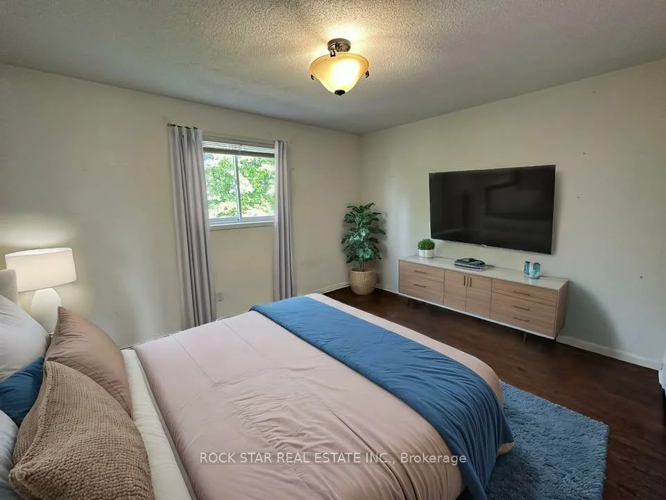 31, Red Oak, Holly, Barrie