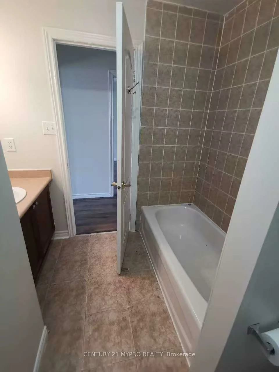 24, Beatrice, Innis-Shore, Barrie