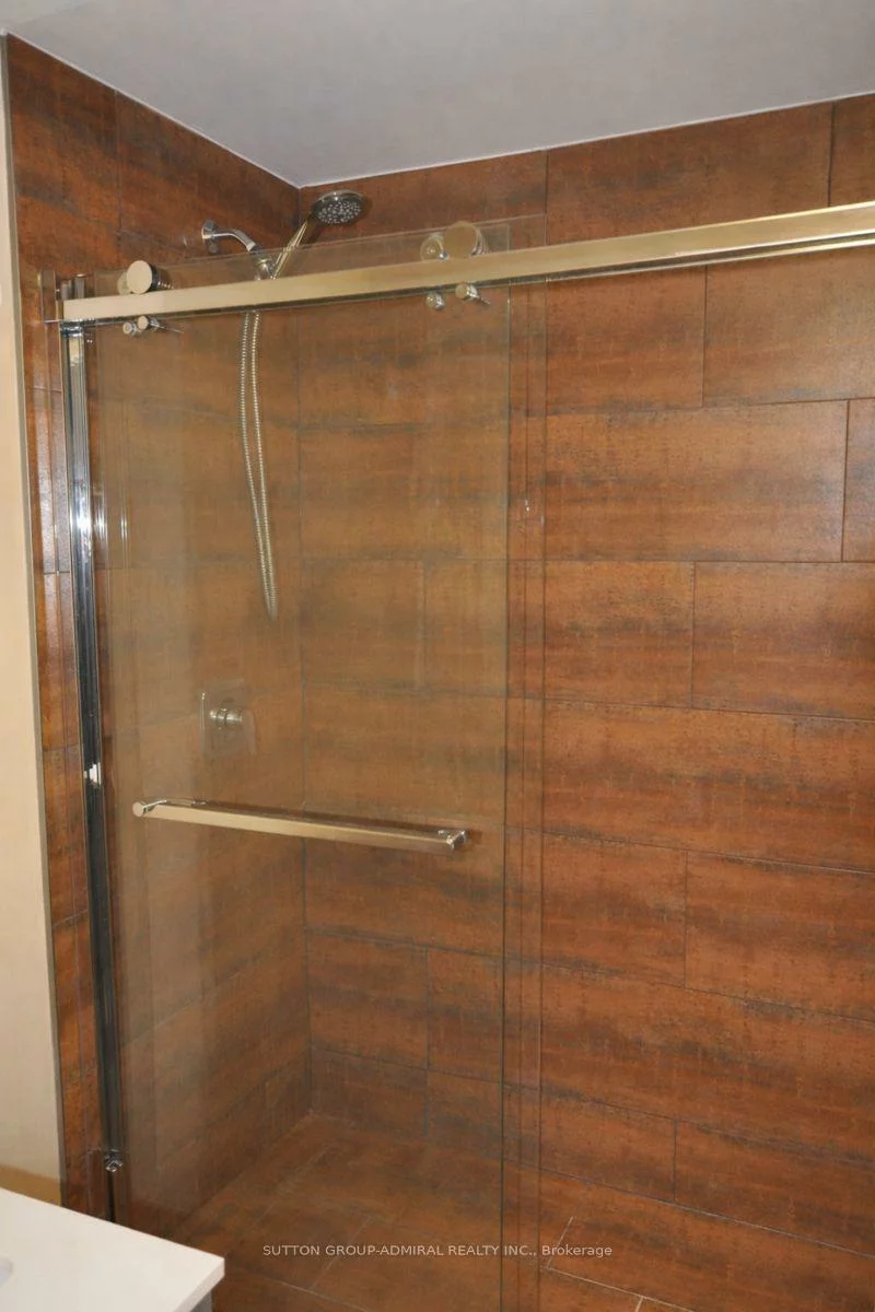 133, Columbia, Holly, Barrie