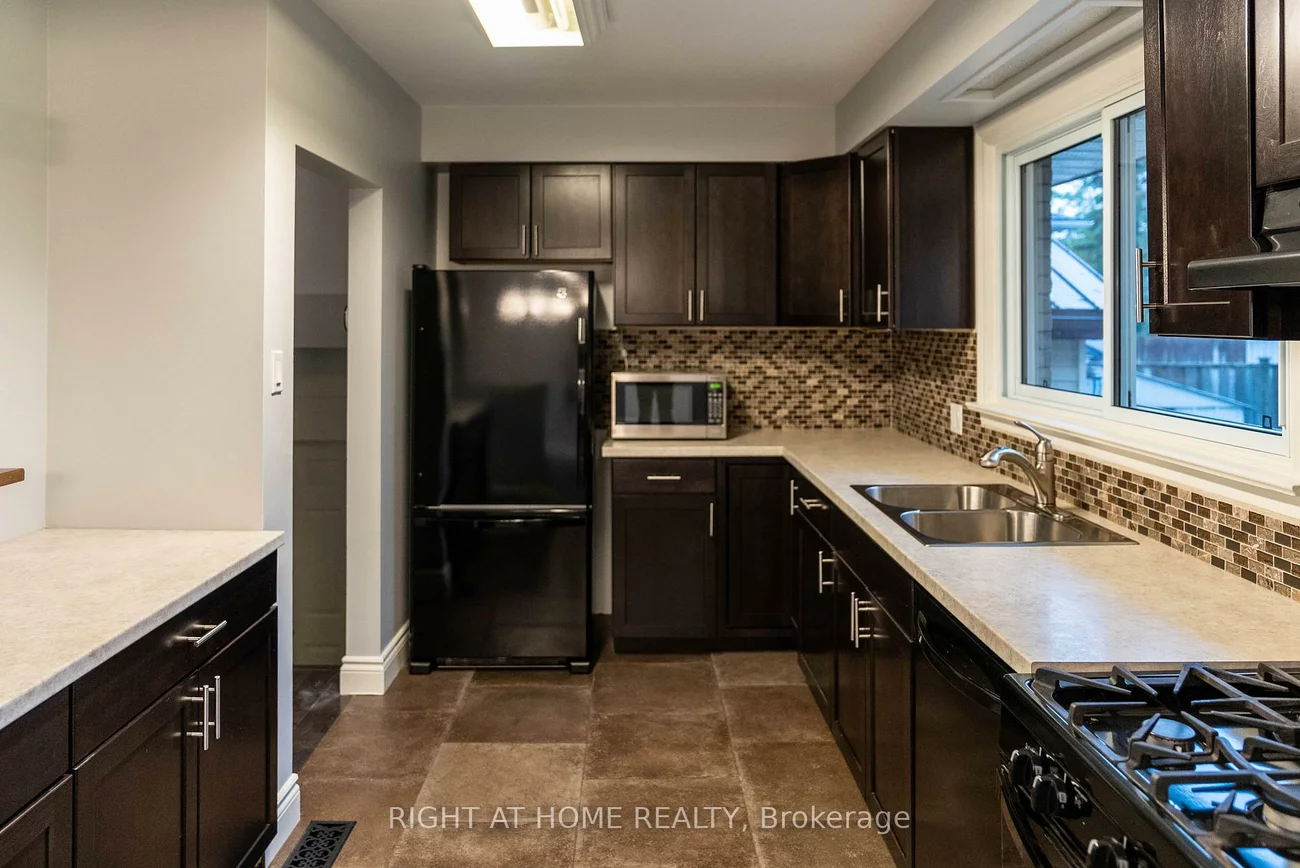 48, Ottaway, Wellington, Barrie