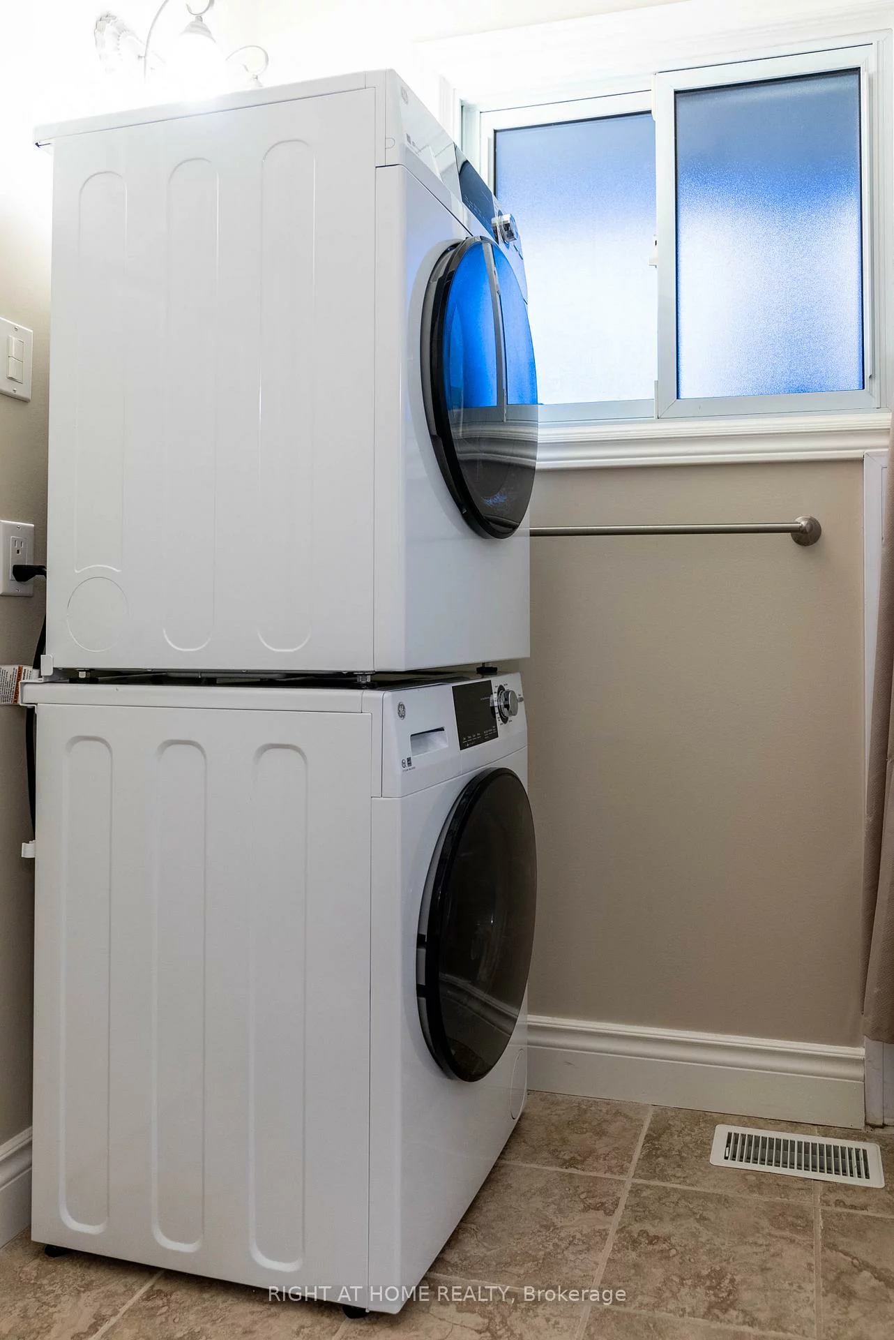 48, Ottaway, Wellington, Barrie