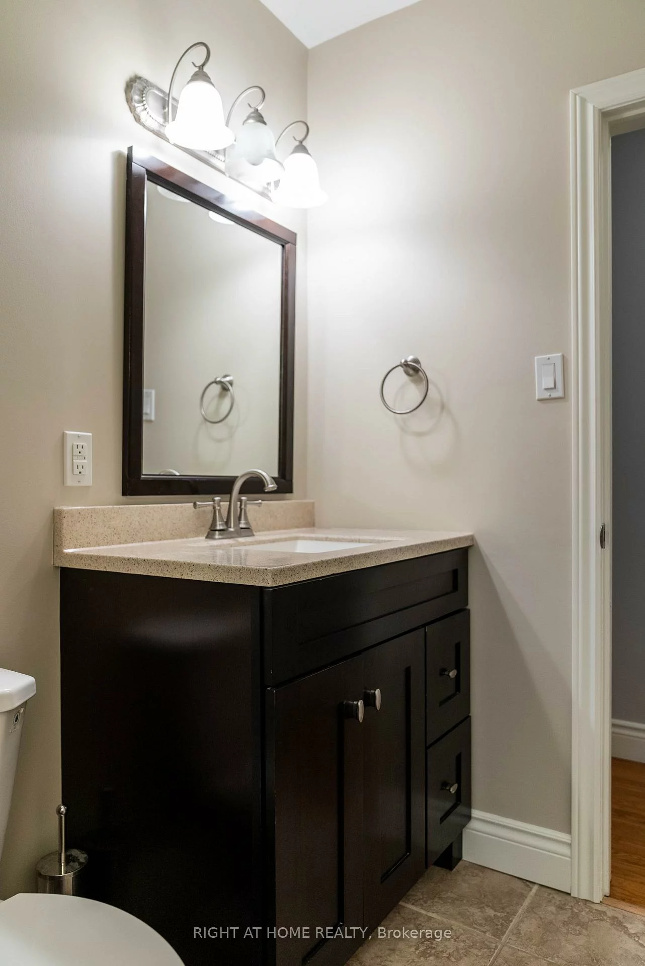 48, Ottaway, Wellington, Barrie