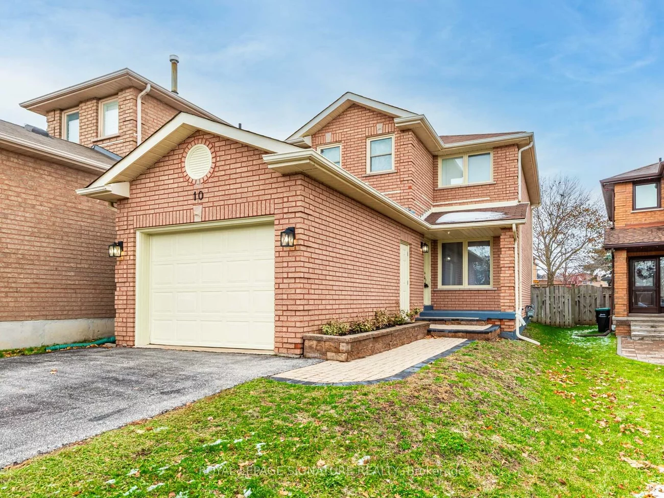 10, Laidlaw, West Bayfield, Barrie