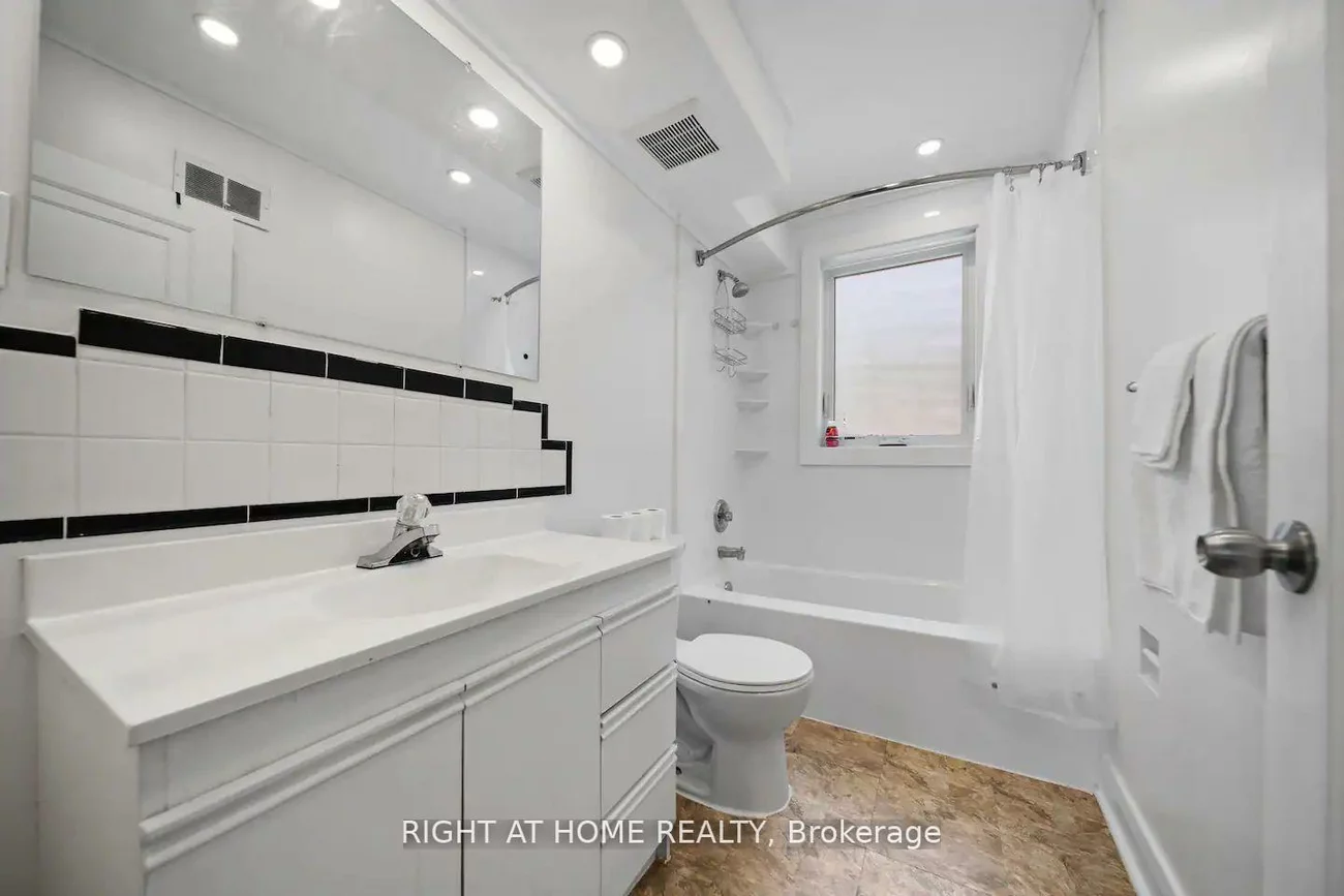 21, Thomson, City Centre, Barrie