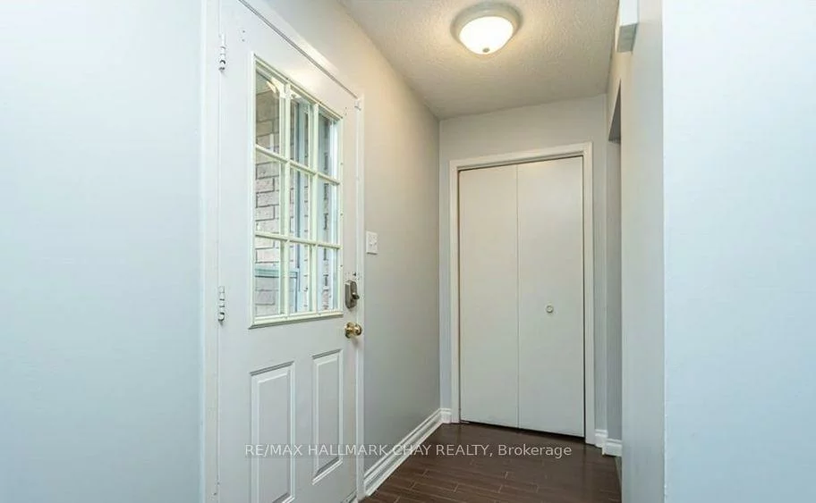 33 B, Grove, Wellington, Barrie