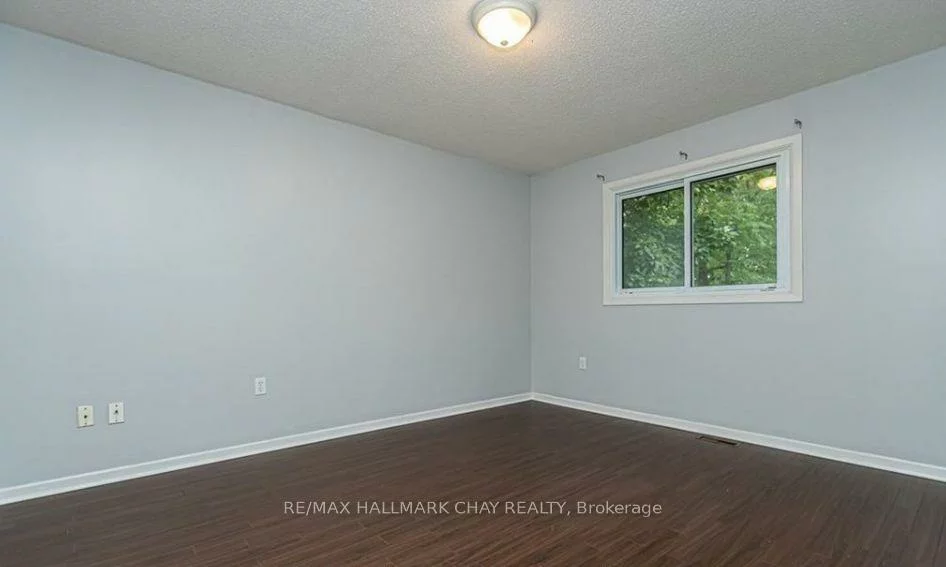 33 B, Grove, Wellington, Barrie