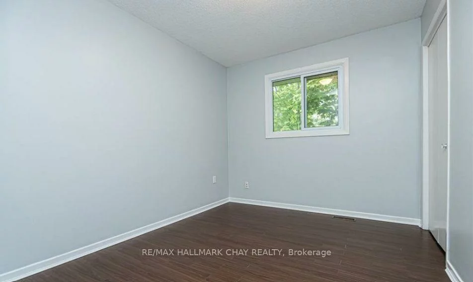 33 B, Grove, Wellington, Barrie