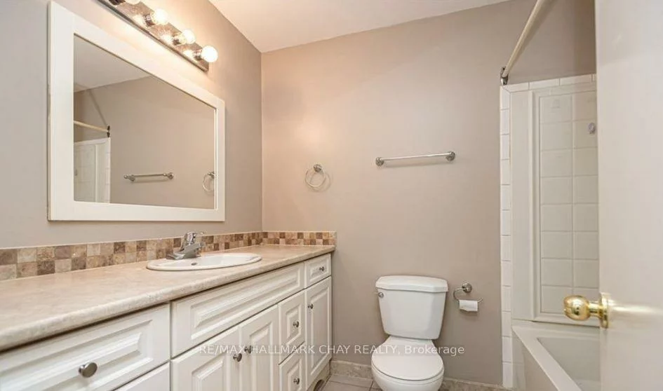 33 B, Grove, Wellington, Barrie