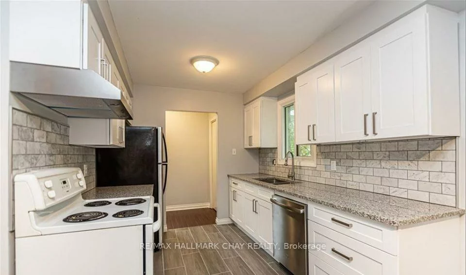 33 B, Grove, Wellington, Barrie