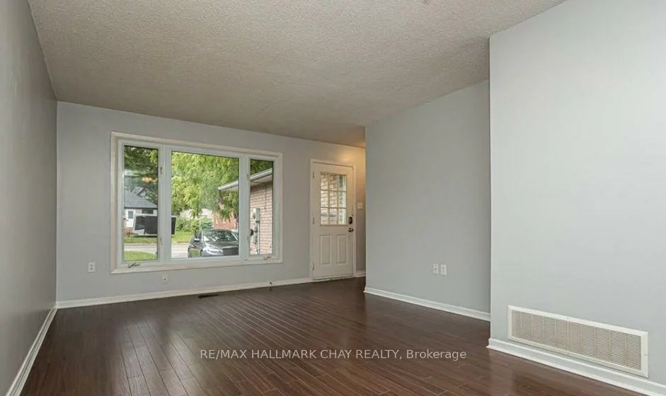 33 B, Grove, Wellington, Barrie