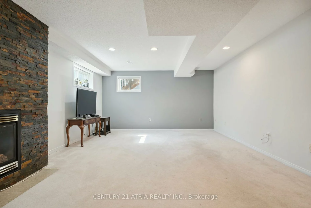 28, Cassandra, East Bayfield, Barrie