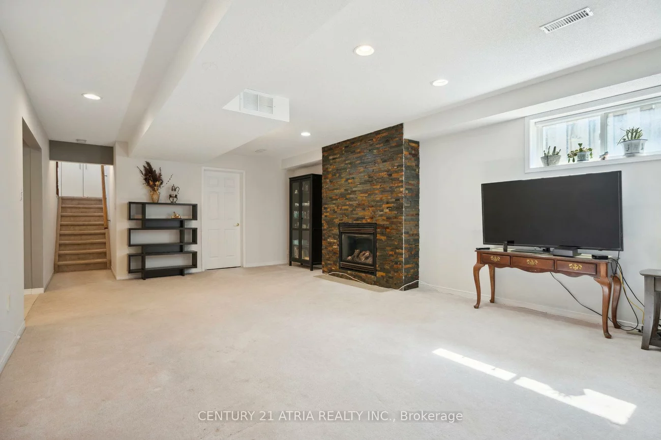 28, Cassandra, East Bayfield, Barrie