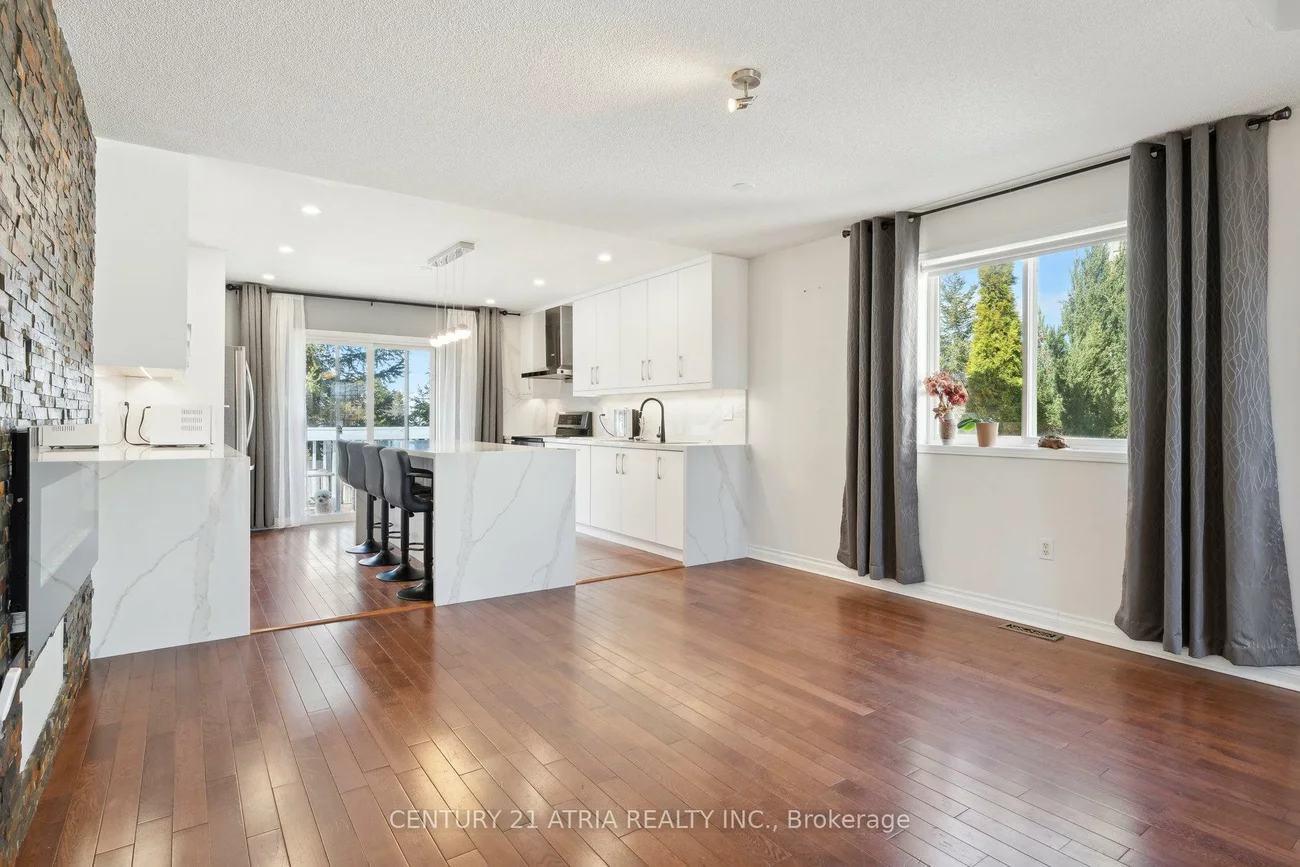 28, Cassandra, East Bayfield, Barrie