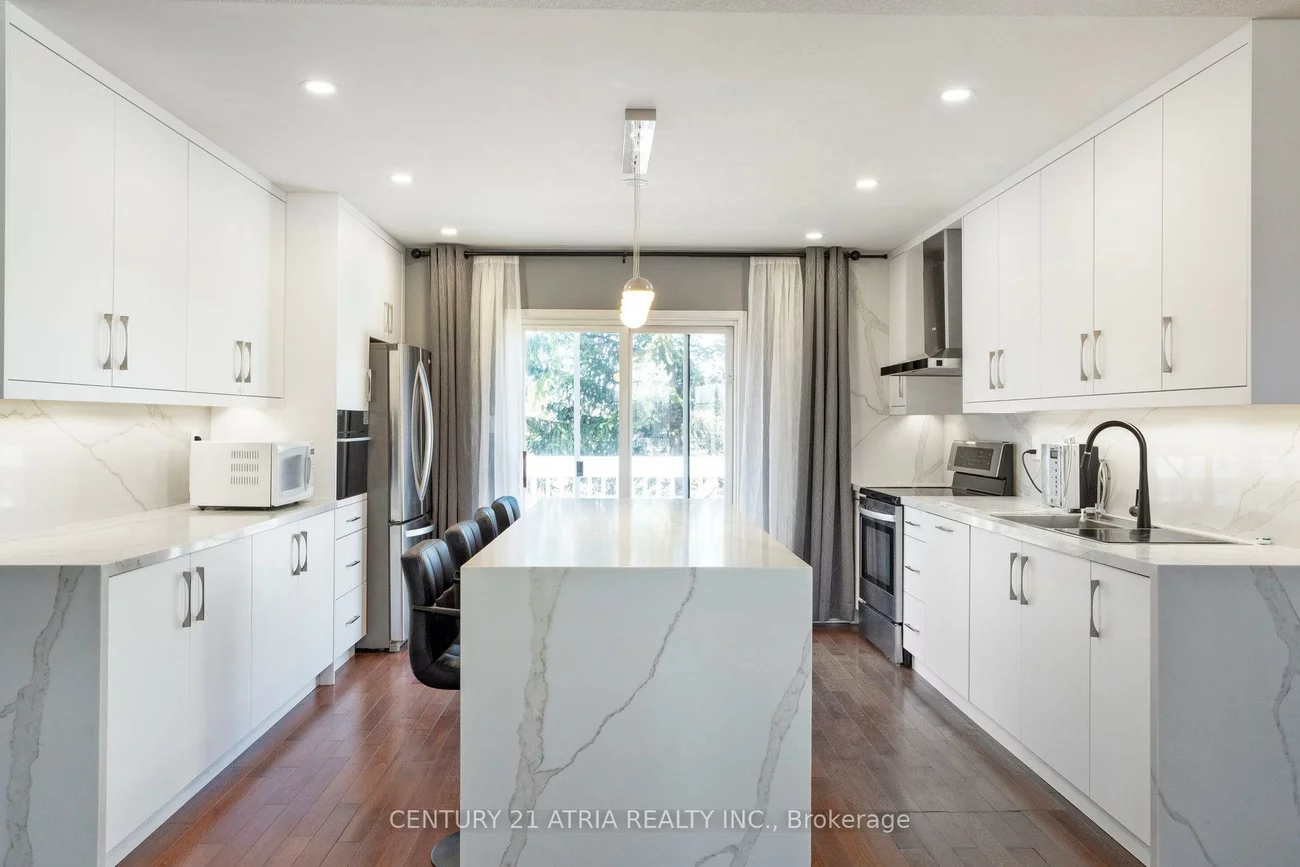 28, Cassandra, East Bayfield, Barrie