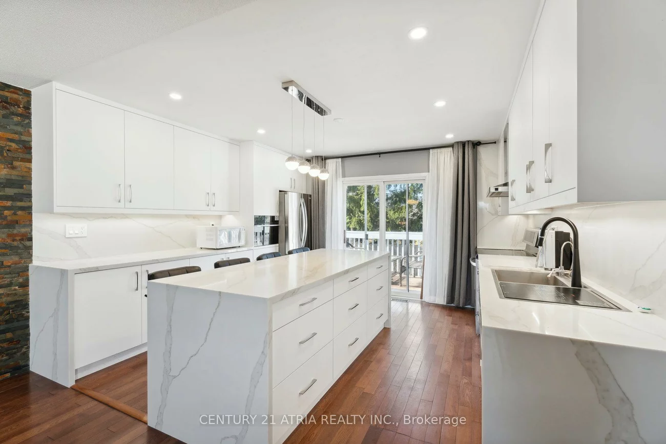 28, Cassandra, East Bayfield, Barrie