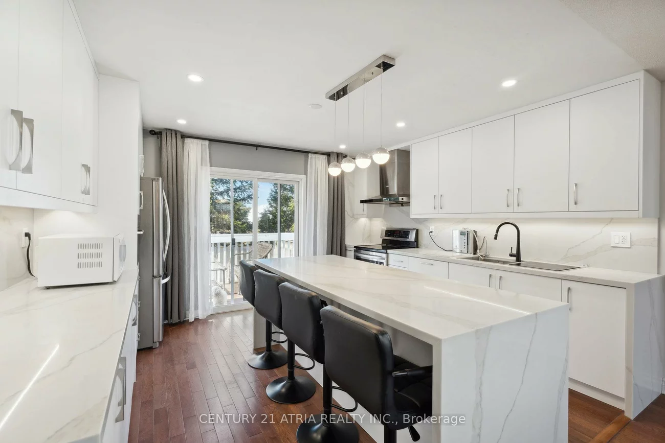 28, Cassandra, East Bayfield, Barrie