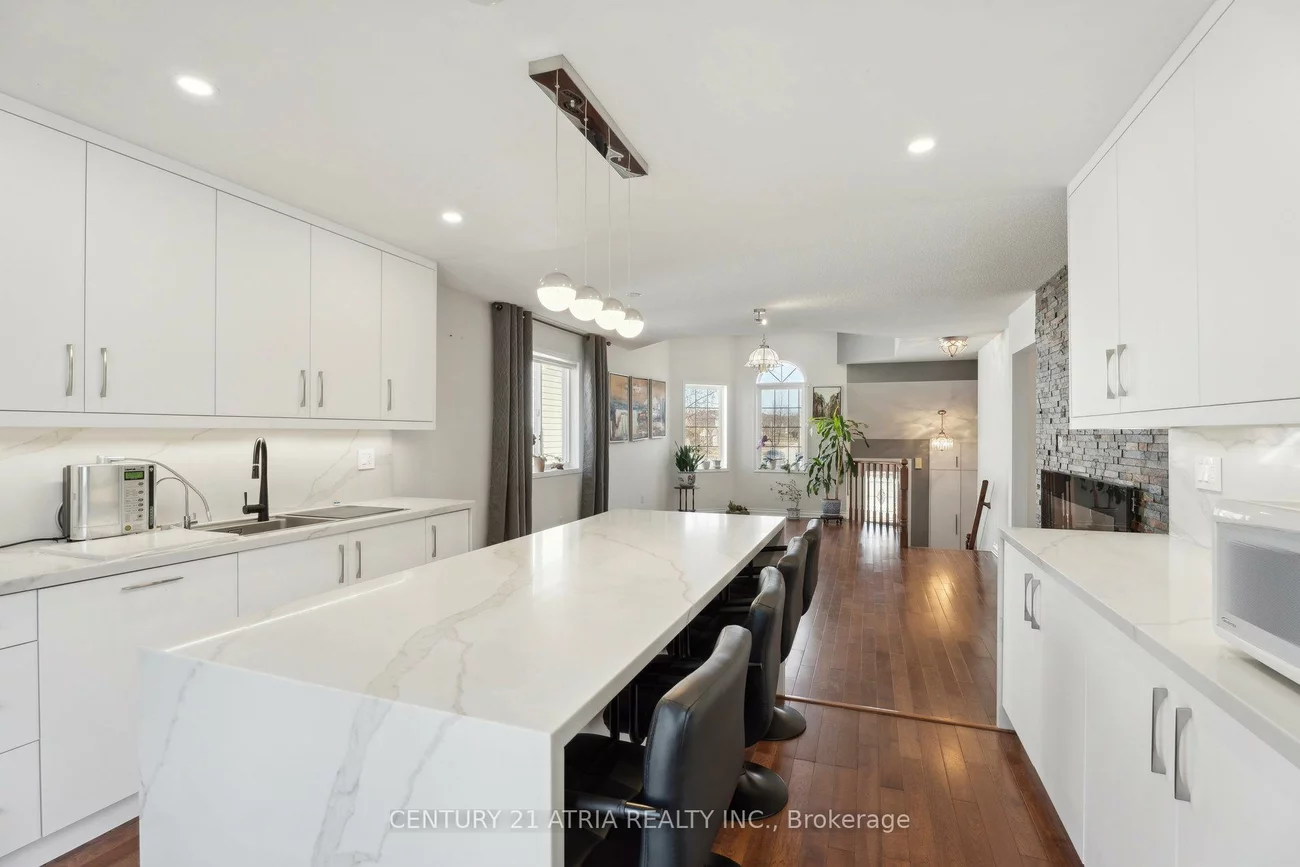 28, Cassandra, East Bayfield, Barrie