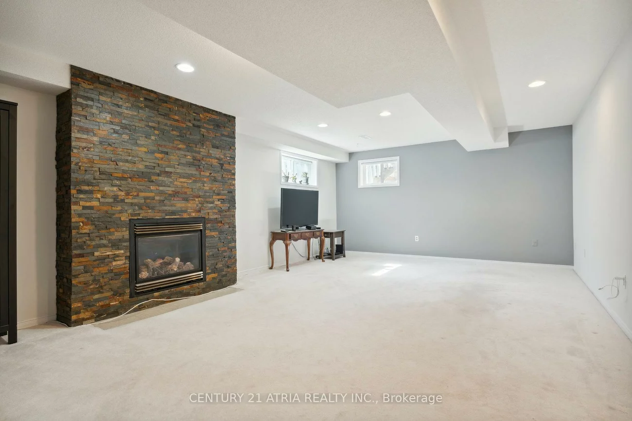 28, Cassandra, East Bayfield, Barrie