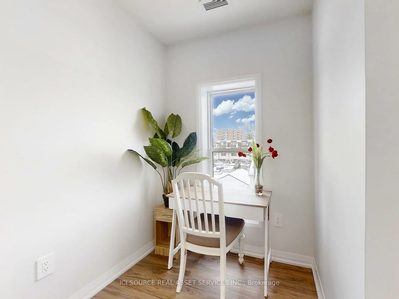 233, Dunlop, Queen's Park, Barrie