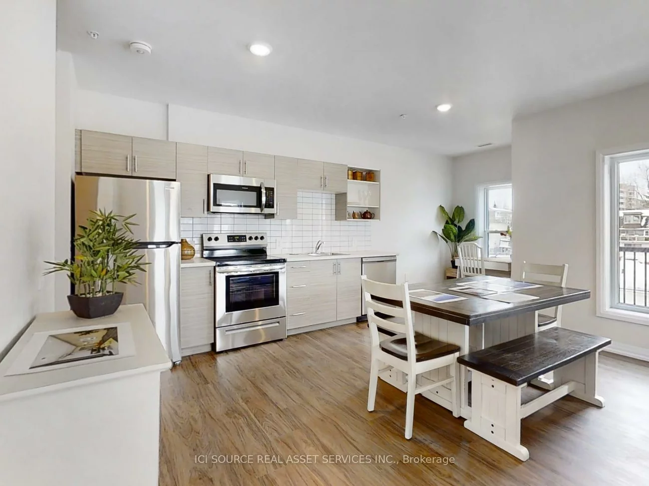 233, Dunlop, Queen's Park, Barrie